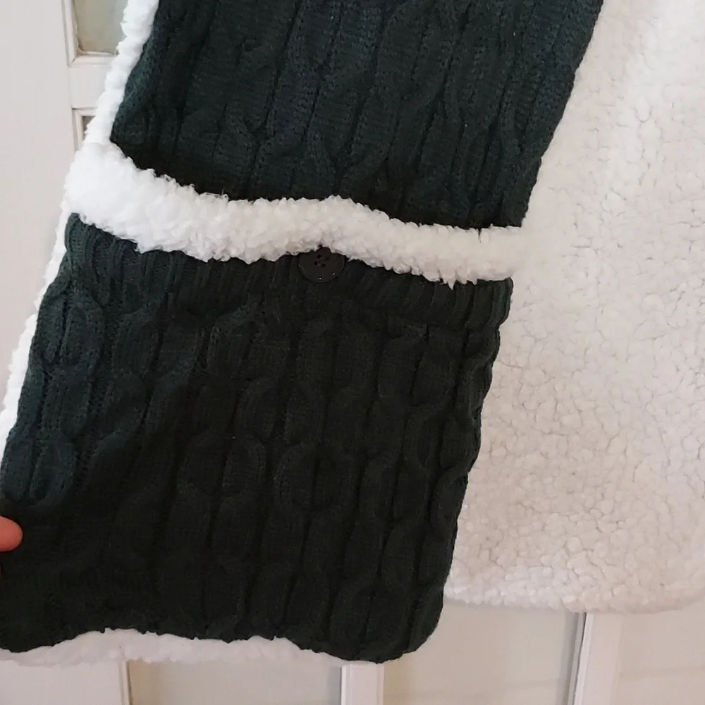 Scarf w/Pockets! 7/24